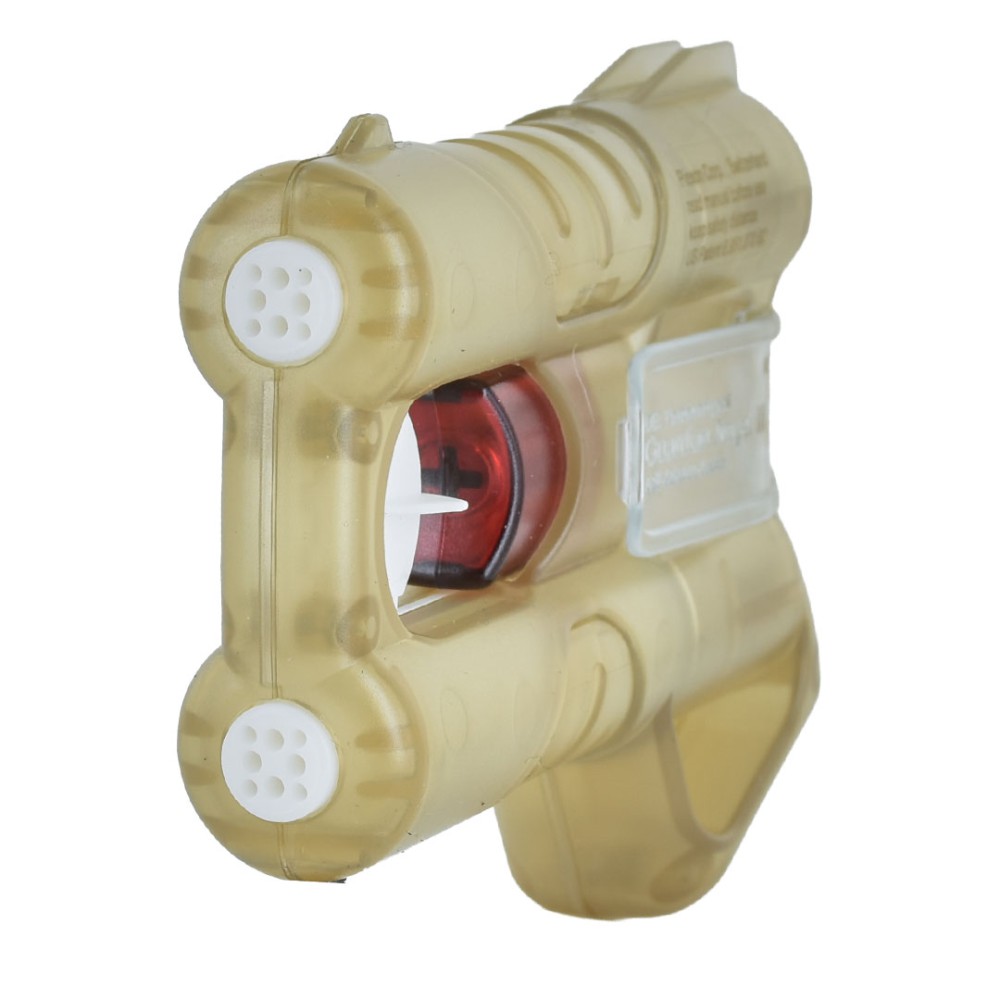 Vista laterale 3/4 pistola al peperoncino ANGY Gold in plastica trasparente dorata con cilindro rosso visibile e due elettrodi bianchi