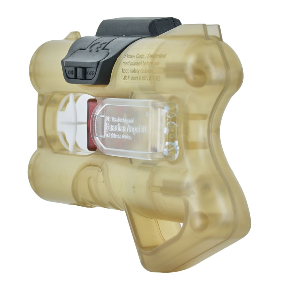 Vista laterale 3/4 del laser clip Piexon Guardian Angel III montato su dispositivo ANGY Gold trasparente con scocca ambrata, puntatore laser rosso visibile e comandi ON/OFF neri sulla sommita