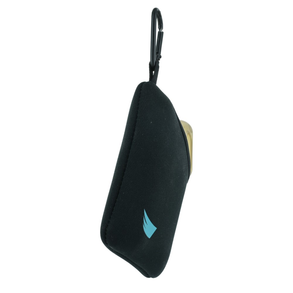 Vista laterale custodia neoprene nera Angy Pouch con moschettone metallo nero e dispositivo dorato parzialmente visibile