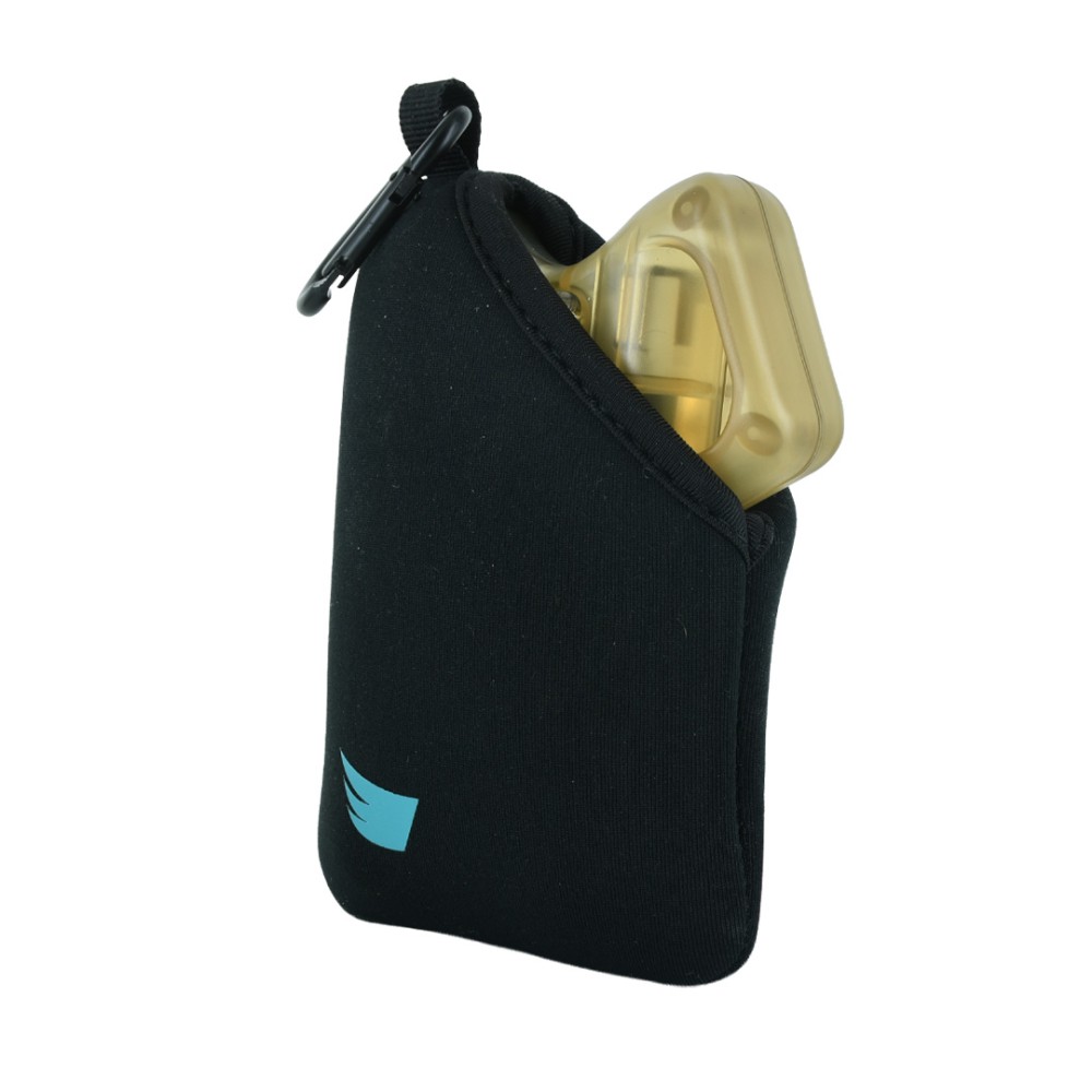 Vista laterale 3/4 della pouch neoprene nera ANGY Stay Safe con dispositivo dorato inserito e moschettone metallico nero agganciato in alto