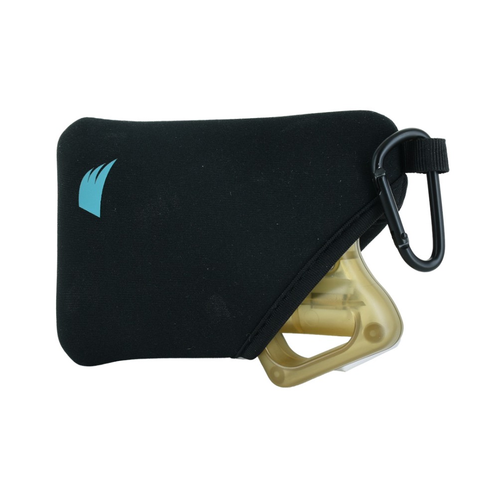 Vista 3/4 custodia neoprene nera con logo turchese, moschettone metallico nero e dispositivo ANGY dorato parzialmente estratto