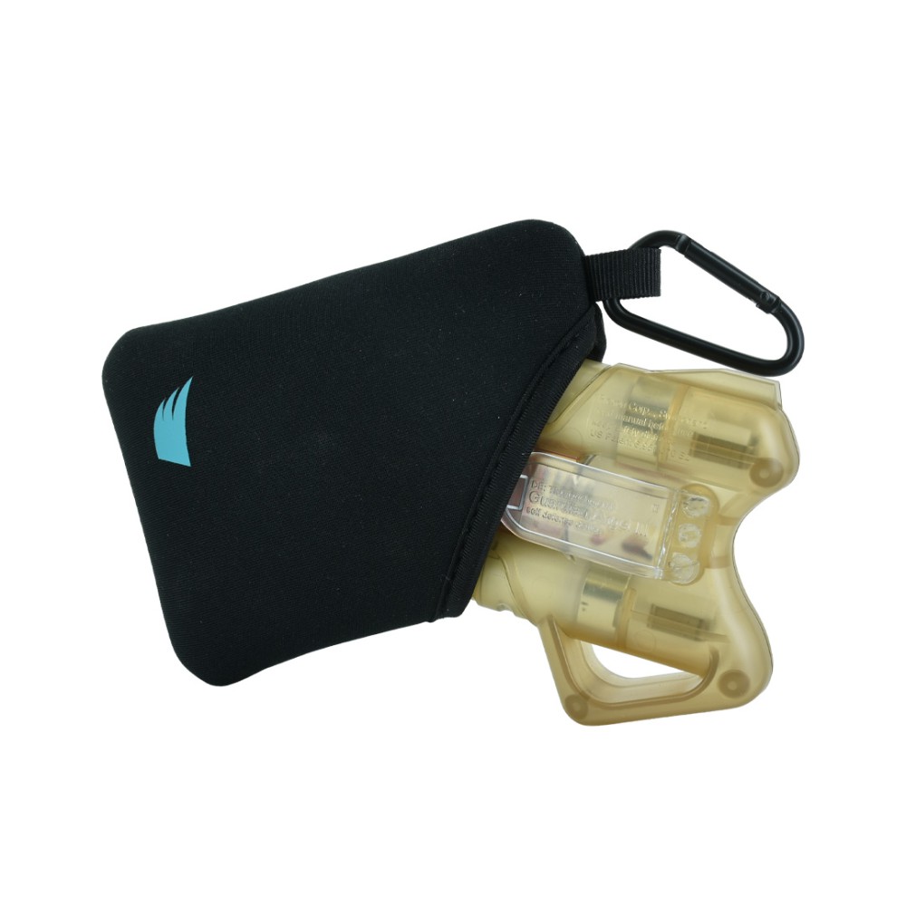 Vista 3/4 custodia neoprene nera ANGY con moschettone metallico e dispositivo trasparente parzialmente estratto