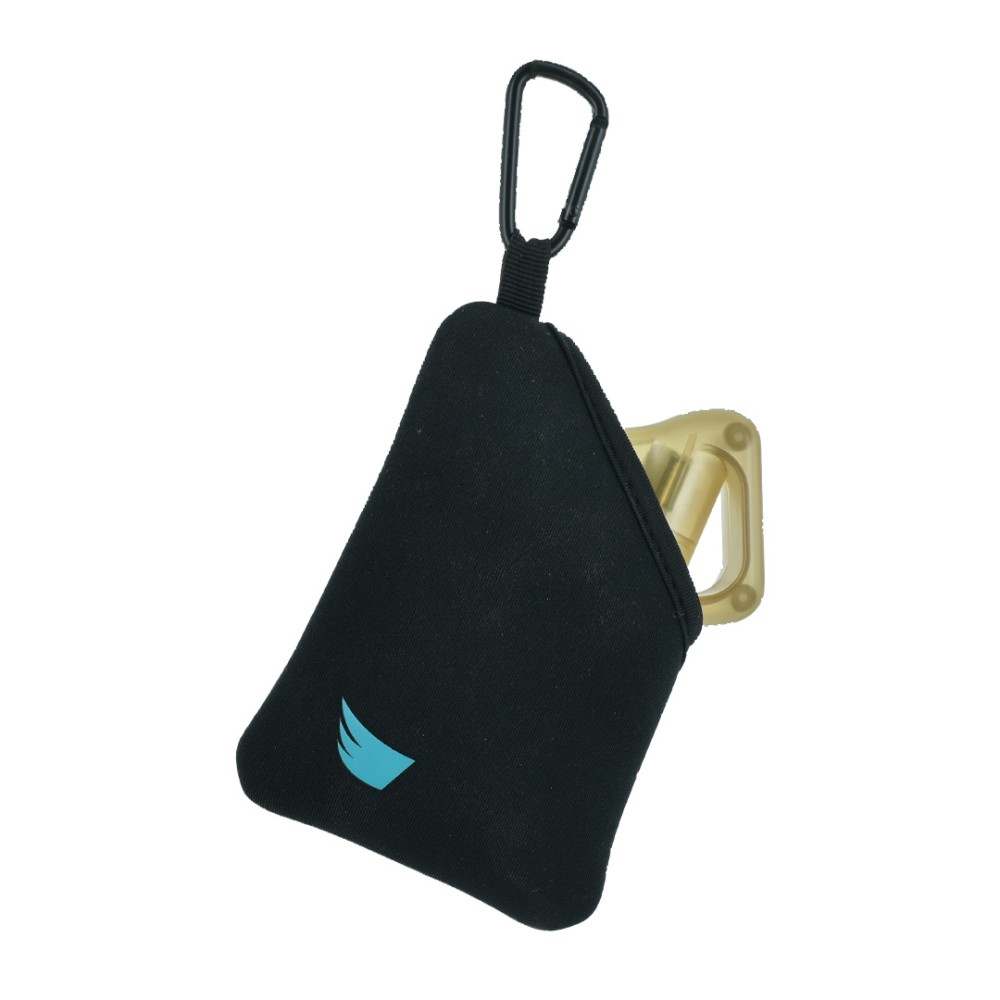 Vista 3/4 custodia neoprene nera ANGY Pouch con moschettone nero e dispositivo ANGY dorato parzialmente estratto