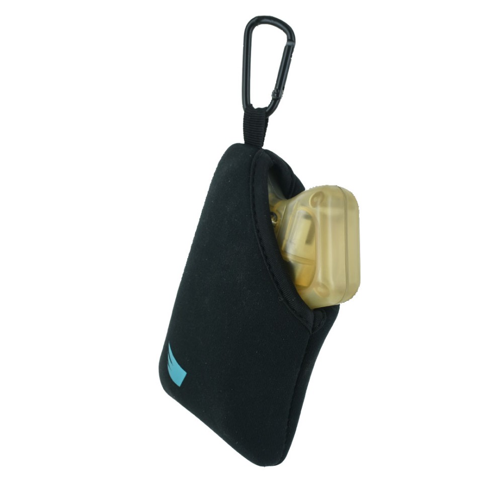 Vista laterale 3/4 della Angy Pouch nera in neoprene con moschettone metallico nero e dispositivo ANGY in custodia trasparente dorata inserito