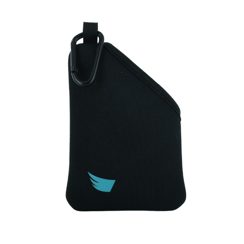 Vista frontale della pouch protettiva ANGY in neoprene nero con moschettone metallico nero e logo turchese
