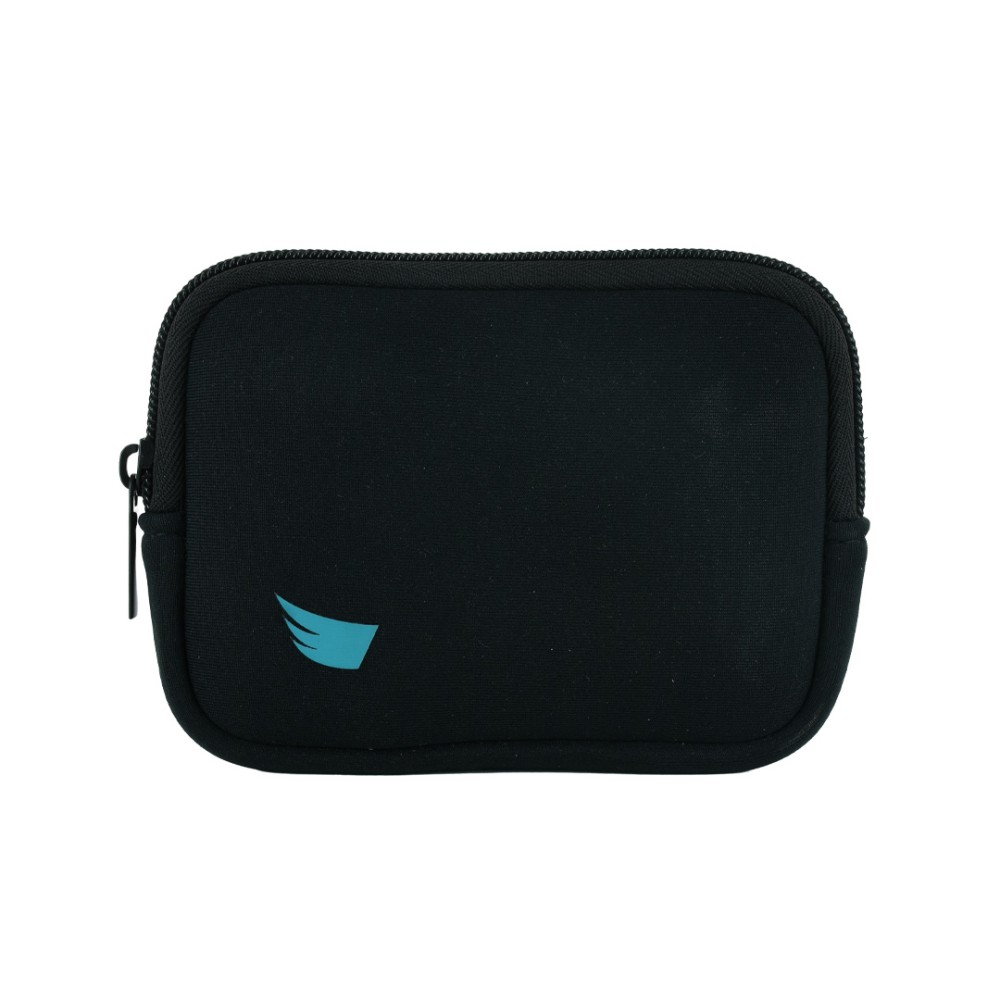Vista frontale custodia waist ANGY in neoprene nero con zip nera e logo azzurro, prodotto chiuso su sfondo bianco