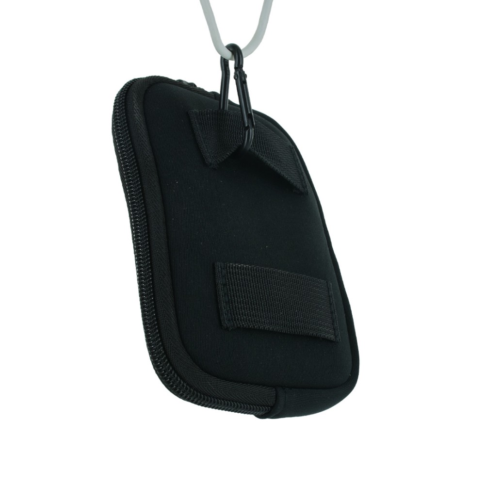 Vista laterale custodia waist ANGY in neoprene nero con zip perimetrale, passante cintura e moschettone in metallo nero