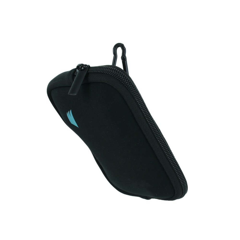 Vista 3/4 della custodia waist ANGY in neoprene nero con zip perimetrale, gancio moschettone nero e logo turchese