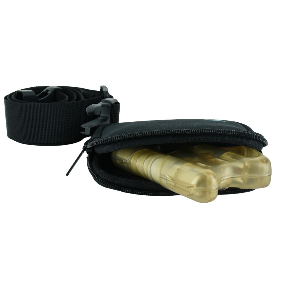 Vista laterale custodia waist Angy Belt aperta in neoprene nero con dispositivo ANGY trasparente dorato visibile e cintura nylon regolabile con sgancio rapido