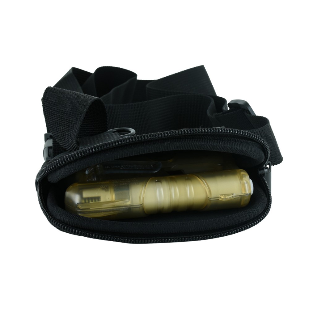 Custodia waist Angy Belt aperta con zip, vista dall'alto: interno in neoprene nero con dispositivo ANGY giallo trasparente inserito e cintura in nylon con sgancio rapido visibile