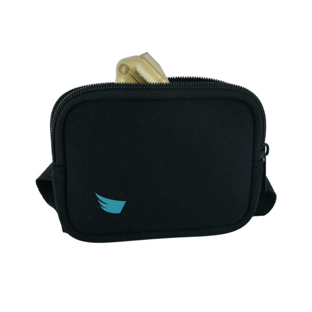 Vista frontale custodia waist Angy Belt in neoprene nero con zip aperta e dispositivo ANGY parzialmente estratto, logo turchese